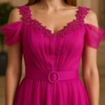 Omuz Çiçek Detaylı Drapeli Tül Elbise – Kemerli, Düşük Kol, Astarlı, Çiçek Aksesuarlı Model