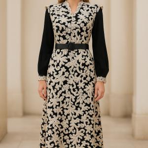 Siyah Üzeri Beyaz Dantel Elbise – Kemerli, Hakim Yaka, Astarlı